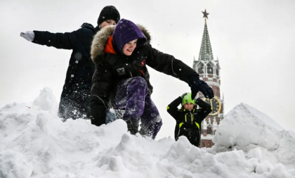 Trei elevi din Rusia care se jucau cu bulgări de zăpadă s-au trezit cu un dosar pentru „reabilitarea nazismului” Trei elevi din Rusia care se jucau cu bulgări de zăpadă s-au trezit cu un dosar pentru „reabilitarea nazismului”