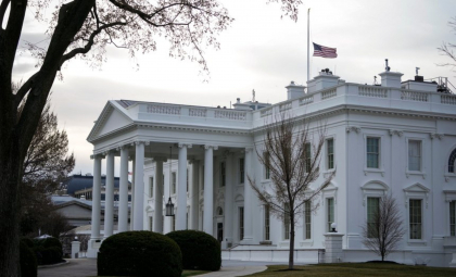 Trump se plânge că drapelele SUA vor fi coborâte în bernă în ziua învestirii sale
