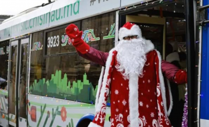 Magia sărbătorilor de iarnă continuă și în acest weekend în Chișinău. Copii sunt invitați într-o călătorie cu troleibuzul turistic împreună cu Moș Crăciun - FOTO 