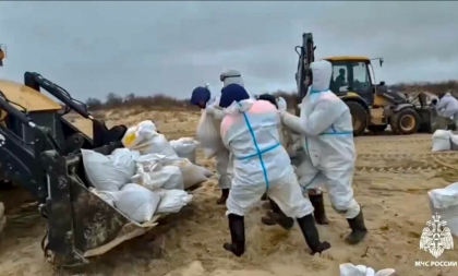 Oficialii numiți de Rusia în Crimeea au declarat stare de urgență, după ce deversarea de petrol a ajuns în Sevastopol