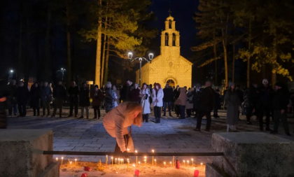  Mii de persoane au comemorat duminică victimele atacului din Muntenegru - VIDEO