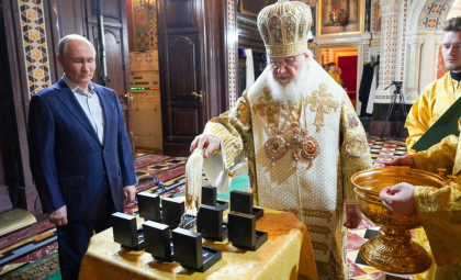 Vladimir Putin trimite cruci cu numele său rușilor aflați în războiul din Ucraina. Cum a apărut la slujba de Crăciun