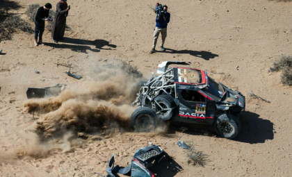 Legendarul pilot Sébastien Loeb, care concurează la Raliul Dakar cu o Dacie a fost implicat într-un accident grav - VIDEO Legendarul pilot Sébastien Loeb, care concurează la Raliul Dakar cu o Dacie a fost implicat într-un accident grav - VIDEO