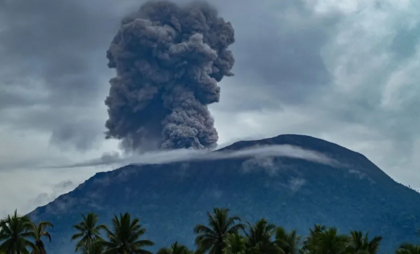 Alarmă aviatică provocată de erupția unui vulcan. Cenușa s-a ridicat trei kilometri în aer Alarmă aviatică provocată de erupția unui vulcan. Cenușa s-a ridicat trei kilometri în aer