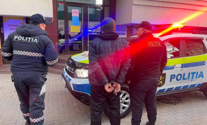 A jefuit un jurnalist pe o stradă din capitală, iar acum ar putea fi condamnat la 7 ani de închisoare: Un bărbat din Comrat - plasat în arest pentru 30 de zile A jefuit un jurnalist pe o stradă din capitală, iar acum ar putea fi condamnat la 7 ani de închisoare: Un bărbat din Comrat - plasat în arest pentru 30 de zile