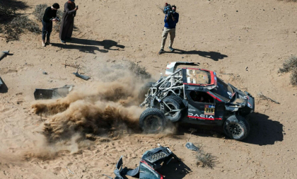 Legendarul pilot Sébastien Loeb, care concurează la Raliul Dakar cu o Dacie a fost implicat într-un accident grav - VIDEO Legendarul pilot Sébastien Loeb, care concurează la Raliul Dakar cu o Dacie a fost implicat într-un accident grav - VIDEO
