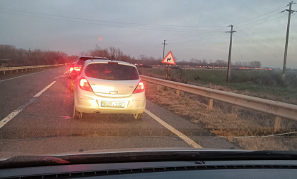 Aglomerație la vama Sculeni: Zeci de mașini au format cozi la frontieră - FOTO
