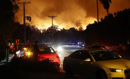 Incendiu violent la periferia Los Angeles: a fost declarată stare de urgenţă, zeci de mii de oameni au fost evacuați Incendiu violent la periferia Los Angeles: a fost declarată stare de urgenţă, zeci de mii de oameni au fost evacuați