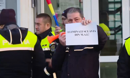 Sute de polițiști din toată România protestează după adoptarea „ordonanței trenuleț”: „Ne exploatați, salarii înghețați”
Sute de polițiști din toată România protestează după adoptarea „ordonanței trenuleț”: „Ne exploatați, salarii înghețați”
