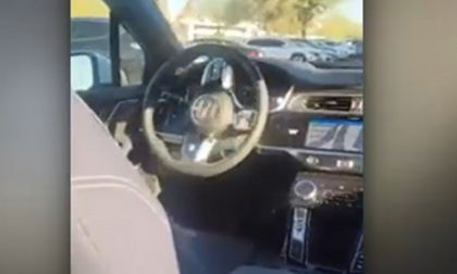 Un american a rămas blocat într-un taxi autonom, care l-a învârtit într-o parcare: „Mă simt ca într-un film”
Un american a rămas blocat într-un taxi autonom, care l-a învârtit într-o parcare: „Mă simt ca într-un film”