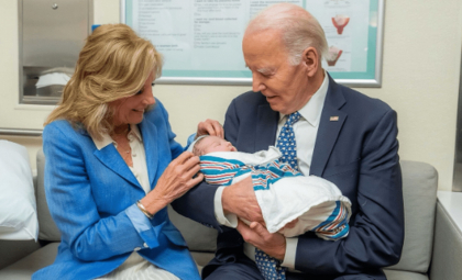 Joe Biden a devenit străbunic: „Suntem mândri să vi-l prezentăm pe William Brannon Neal al patrulea”
Joe Biden a devenit străbunic: „Suntem mândri să vi-l prezentăm pe William Brannon Neal al patrulea”