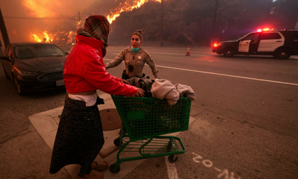 Incendiile din jurul Los Angeles, în imagini. Rafalele de până la 160 km/h au transportat jarul la kilometri depărtare Incendiile din jurul Los Angeles, în imagini. Rafalele de până la 160 km/h au transportat jarul la kilometri depărtare