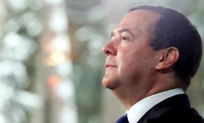 Dmitri Medvedev râde de planurile lui Donald Trump, pe care le consideră „exagerate și total irealizabile”. „Prostia triumfă întotdeauna”