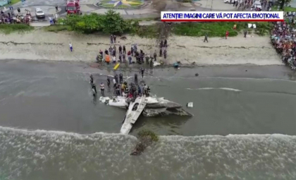 Un avion de mici dimensiuni s-a prăbușit pe o plajă. Momentul a fost surprins de o cameră de supraveghere