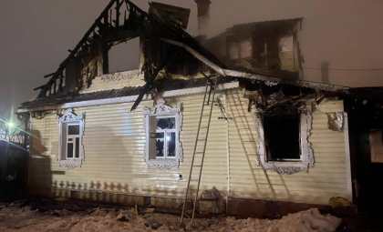 A incendiat casa fostei sale soții, după ce a văzut-o cu un alt bărbat: Un moldovean, reținut în Rusia. Femeia a decedat - FOTO A incendiat casa fostei sale soții, după ce a văzut-o cu un alt bărbat: Un moldovean, reținut în Rusia. Femeia a decedat - FOTO