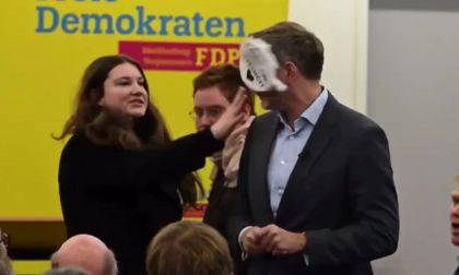  Episod șocant în timpul campaniei electorale din Germania. Fostul ministru de Finanțe, lovit cu spumă de ras în față - VIDEO