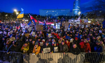 Protest în Bratislava contra apropierii de Moscova: „Slovacia este Europa, noi nu suntem Rusia” - VIDEO Protest în Bratislava contra apropierii de Moscova: „Slovacia este Europa, noi nu suntem Rusia” - VIDEO