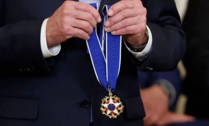 Papa Francisc, decorat de către Joe Biden cu cea mai înaltă distincție civilă americană. Este prima dată când actualul președinte al SUA o acordă Papa Francisc, decorat de către Joe Biden cu cea mai înaltă distincție civilă americană. Este prima dată când actualul președinte al SUA o acordă