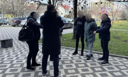 A fost prins în flagrant în timp ce primea mită pentru un permis de conducere. Un bărbat din Comrat - reținut de CNA - FOTO A fost prins în flagrant în timp ce primea mită pentru un permis de conducere. Un bărbat din Comrat - reținut de CNA - FOTO