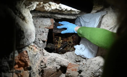 O adevărată comoară a fost găsită în cripta unui castel din Europa. Era împachetată în ziare și era căutată de aproape 100 de ani
O adevărată comoară a fost găsită în cripta unui castel din Europa. Era împachetată în ziare și era căutată de aproape 100 de ani