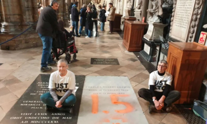 Activiști de mediu au vandalizat mormântul lui Charles Darwin din Westminster Abbey: „S-ar răsuci în mormânt” - VIDEO