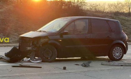 Doi șoferi s-au ales cu mașinile avariate, după ce s-au lovit frontal pe o stradă din capitală. Imagini de la locul accidentului - FOTO Doi șoferi s-au ales cu mașinile avariate, după ce s-au lovit frontal pe o stradă din capitală. Imagini de la locul accidentului - FOTO