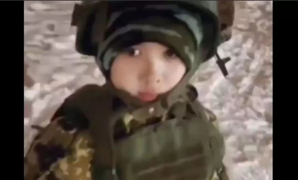 Tulburător. Copil rus în uniformă de camuflaj filmat cu o mitralieră în mâini: „-Vrei să ucizi ucraineni? -Da, să trăiți!” - VIDEO Tulburător. Copil rus în uniformă de camuflaj filmat cu o mitralieră în mâini: „-Vrei să ucizi ucraineni? -Da, să trăiți!” - VIDEO