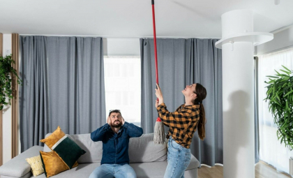 O femeie care bătea în tavan din cauza gălăgiei din apartamentul de deasupra va plăti despăgubiri vecinilor ei O femeie care bătea în tavan din cauza gălăgiei din apartamentul de deasupra va plăti despăgubiri vecinilor ei