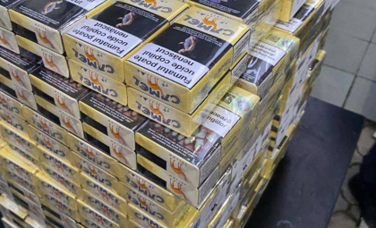 A încercat să iasă din Moldova cu 500 de pachete de țigări, fără a le declara. O româncă - documentată la vama Lipcani. Unde a ascuns aceasta țigările - FOTO