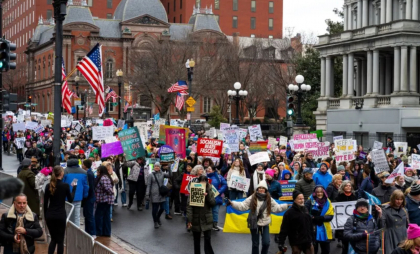 Mii de persoane au protestat la Washington împotriva lui Donald Trump, înainte de inaugurarea sa Mii de persoane au protestat la Washington împotriva lui Donald Trump, înainte de inaugurarea sa