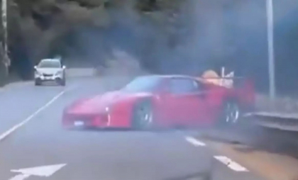 Momentul în care Ferrari-ul de două milioane de euro al unui pilot de Formula 1 se izbește de un parapet - VIDEO Momentul în care Ferrari-ul de două milioane de euro al unui pilot de Formula 1 se izbește de un parapet - VIDEO