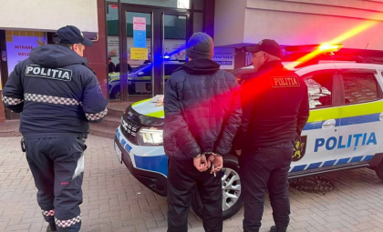 Bărbatul care a jefuit în plină stradă un jurnalist din Chișinău - trimis pe banca acuzaților. Pocuratura vine cu detalii Bărbatul care a jefuit în plină stradă un jurnalist din Chișinău - trimis pe banca acuzaților. Pocuratura vine cu detalii