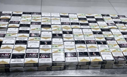 Weekend cu ghinion pentru șase pasageri de pe Aeroportul Internațional Chișinău: Sunt documentați, după ce au încercat să iasă din țară cu peste 700 de pachete de țigări nedeclarate - FOTO

