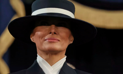 Donald Trump, ținut la distanță de Melania. N-a putut s-o sărute din cauza pălăriei - FOTO Donald Trump, ținut la distanță de Melania. N-a putut s-o sărute din cauza pălăriei - FOTO