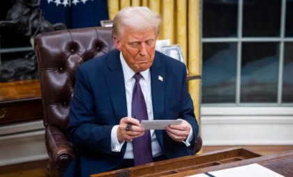 Momentul când Donald Trump găsește scrisoarea lăsată de Joe Biden - VIDEO Momentul când Donald Trump găsește scrisoarea lăsată de Joe Biden - VIDEO