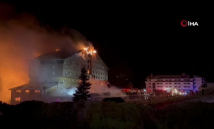 Furie în Turcia, după ce 76 de turişti au murit în incendiul unui hotel aflat în vârf de munte. Clădirea cu 12 etaje, placată cu lemn, nu avea alarme, iar pompierii au ajuns după o oră. Mărturii dramatice ale supravieţuitorilor