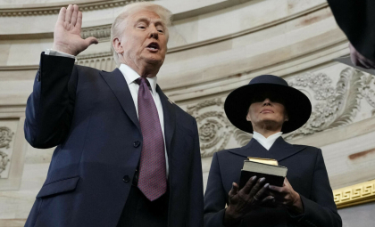 Donald Trump nu a jurat cu mâna pe Biblie în timpul ceremoniei de învestitură Donald Trump nu a jurat cu mâna pe Biblie în timpul ceremoniei de învestitură