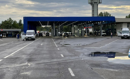 S-a pornit în Franța cu un act fals, dar a rămas fără el la vama Leușeni. Un moldovean - documentat de polițiștii de frontieră - FOTO