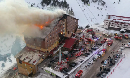  Incendiu la un hotel dintr-o stațiune de schi din Turcia: 10 oameni au murit, alți zeci sunt răniți - VIDEO