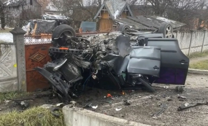O moldoveancă a furat o maşină dintr-o vulcanizare din România, apoi a făcut accident. Cu poliţia pe urme, s-a răsturnat după ce a lovit un cap de pod - FOTO
