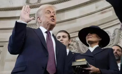 De ce nu a pus Donald Trump mâna pe Biblie la depunerea jurământului şi ce înseamnă asta?