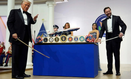 Cum a arătat prima zi a lui Donald Trump la Casa Albă: Măsuri pentru limitarea imigrației, eliminarea inițiativelor privind diversitatea rasială și de gen, retragerea SUA din Acordul de mediu de la Paris. Circa 1.600 de susținători, grațiați Cum a arătat prima zi a lui Donald Trump la Casa Albă: Măsuri pentru limitarea imigrației, eliminarea inițiativelor privind diversitatea rasială și de gen, retragerea SUA din Acordul de mediu de la Paris. Circa 1.600 de susținători, grațiați