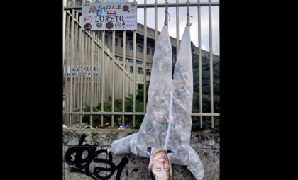 Italienii au „spânzurat” un manechin cu chipul lui Elon Musk în piața din Milano unde a fost executat Benito Mussolini