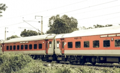 13 oameni au murit loviți de tren, în India, după ce fugiseră dintr-un alt tren, de teama unui incendiu