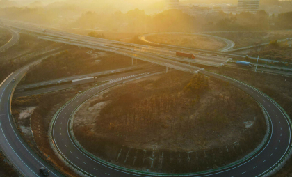A refuzat compensațiile de la stat, așa că au construit o autostradă în jurul casei lui. ”Parcă regret puțin acum” - FOTO