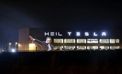 Salutul controversat al lui Musk, proiectat pe fabrica Tesla din Berlin. „Cumpărați o Tesla, susțineți fascismul!”