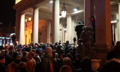 Sârbii au ieșit la proteste în ploaie, loialiștii au făcut contramanifestație. Se pregătește greva generală
Sârbii au ieșit la proteste în ploaie, loialiștii au făcut contramanifestație. Se pregătește greva generală