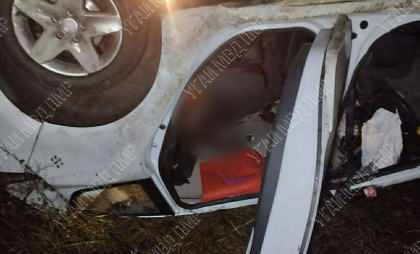 Grav accident în stânga Nistrului. Un bărbat a murit pe loc, după ce mașina în care se afla s-a lovit de un copac, apoi de o bucată de beton. Șoferul consumase alcool - FOTO