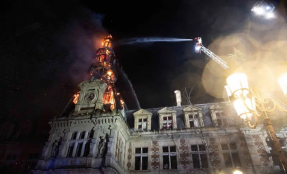 Incendiu violent la o primărie din Paris - VIDEO Incendiu violent la o primărie din Paris - VIDEO
