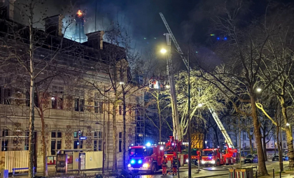 Incendiu violent în Paris. Turla de 35 de metri a unei primării a fost mistuită de flăcări și riscă să se prăbușească - VIDEO Incendiu violent în Paris. Turla de 35 de metri a unei primării a fost mistuită de flăcări și riscă să se prăbușească - VIDEO